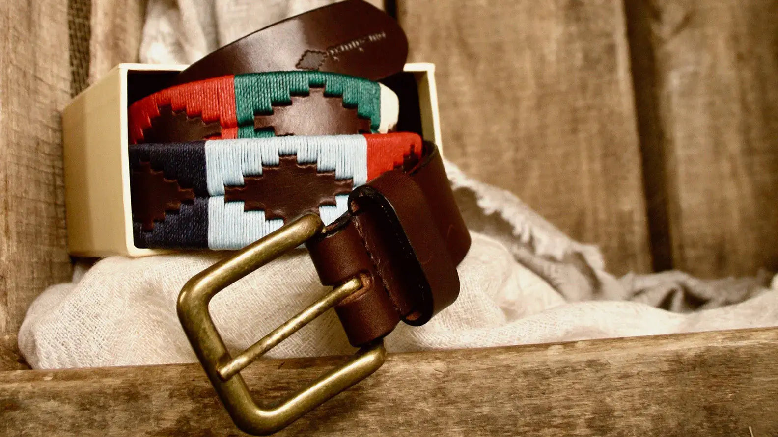 Colorful woven belt with brass buckle and leather end from Pampeano’s finest leather polo collection.