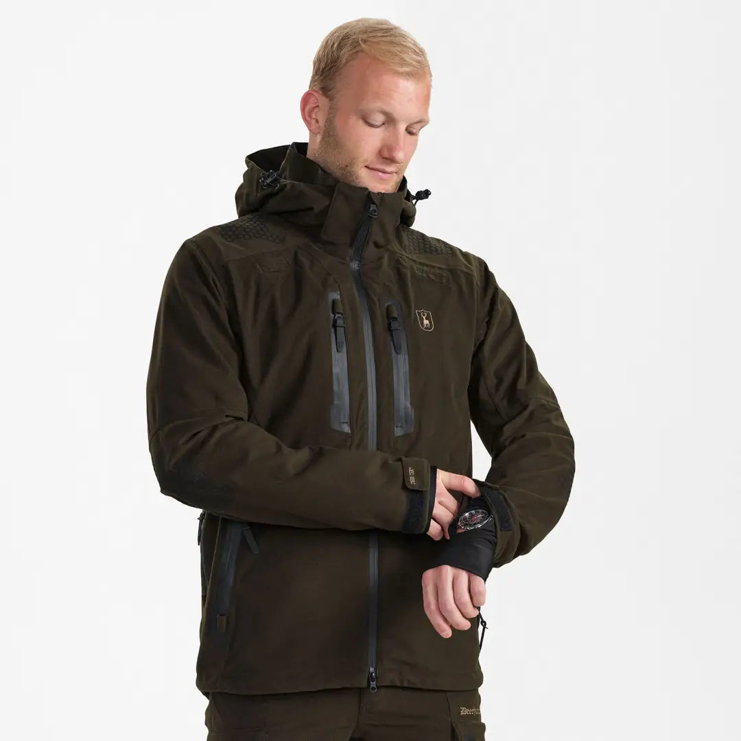 Dark green Deerhunter Game Pro Light Jacket with zippered pockets, perfect for winter adventures