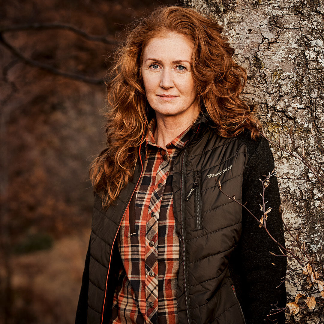 Woman in a black quilted vest wearing Deerhunter Lady Caroline Padded Jacket