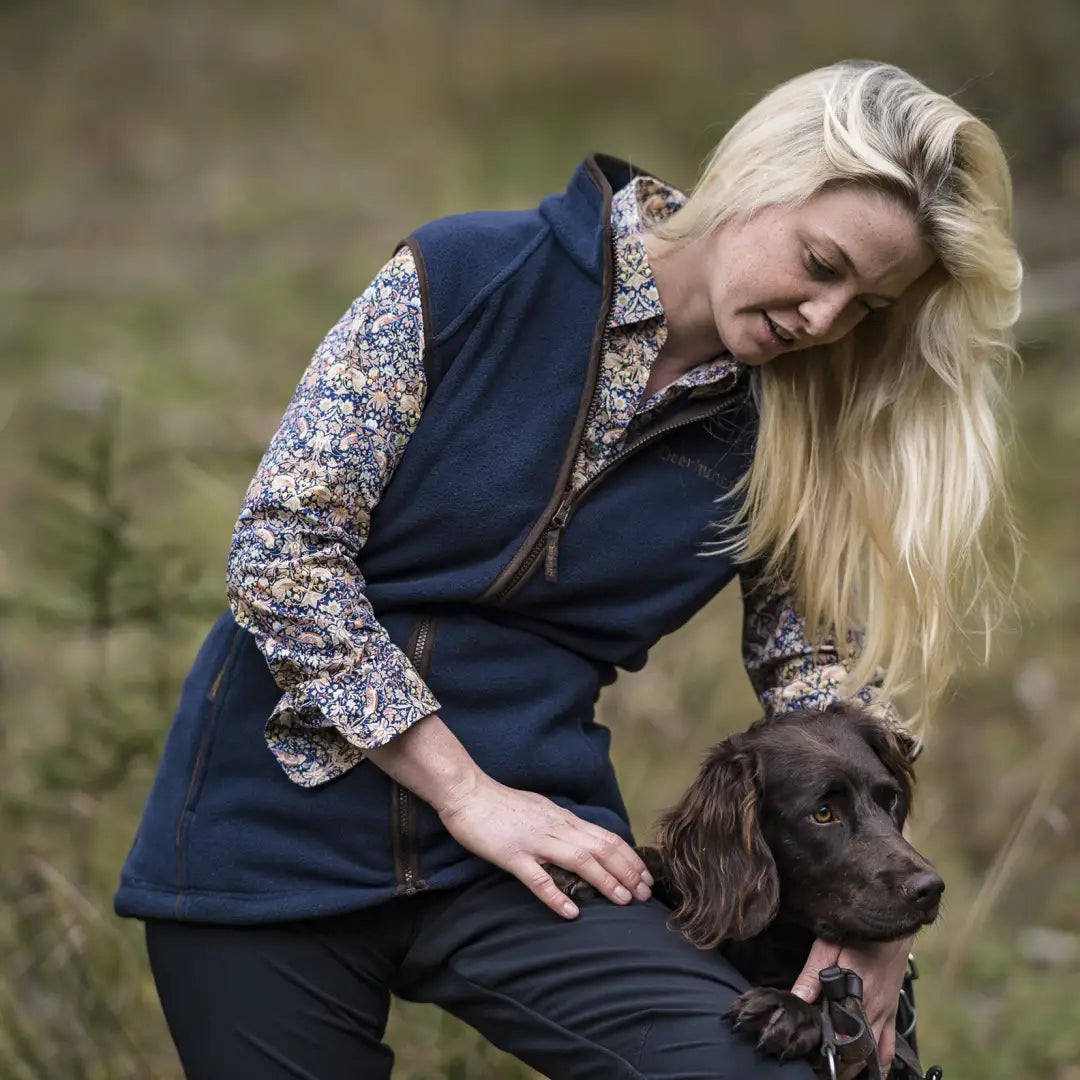 Woman in Deerhunter Lady Josephine Fleece petting a brown spaniel outdoors