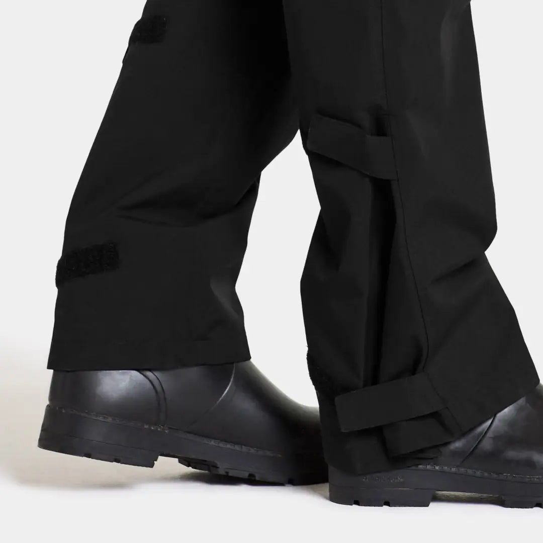 Black rubber boots paired with dark trousers and Didriksons Grit Rain Pants 2