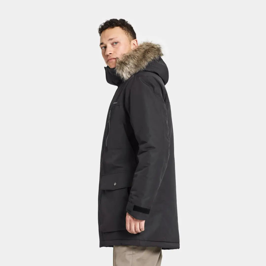 Person wearing a Didriksons Marco Parka with a cozy fur-trimmed hood