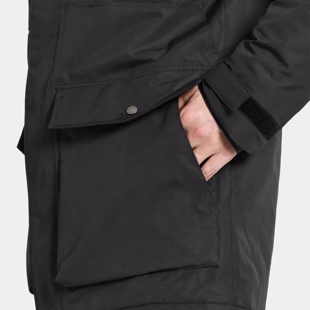 Black jacket featuring a hand in the side pocket of Didriksons Marco Parka 3