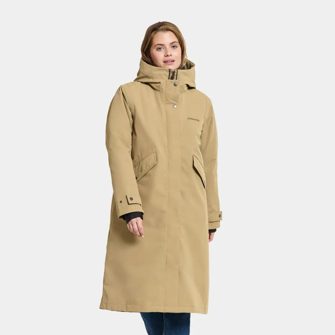 Long beige hooded winter coat, Didriksons Mia Long Womens Parka with pockets and zipper