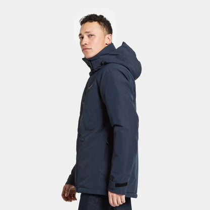 Person wearing a dark night blue Didriksons Stefan Jacket for winter warmth