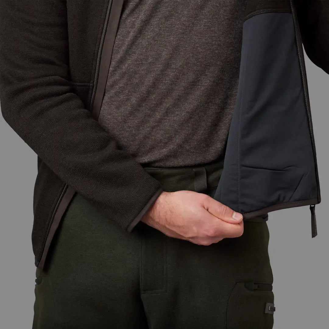 Harkila Metso Full Zip Fleece shows off its zip fleece design and comfy sleeve