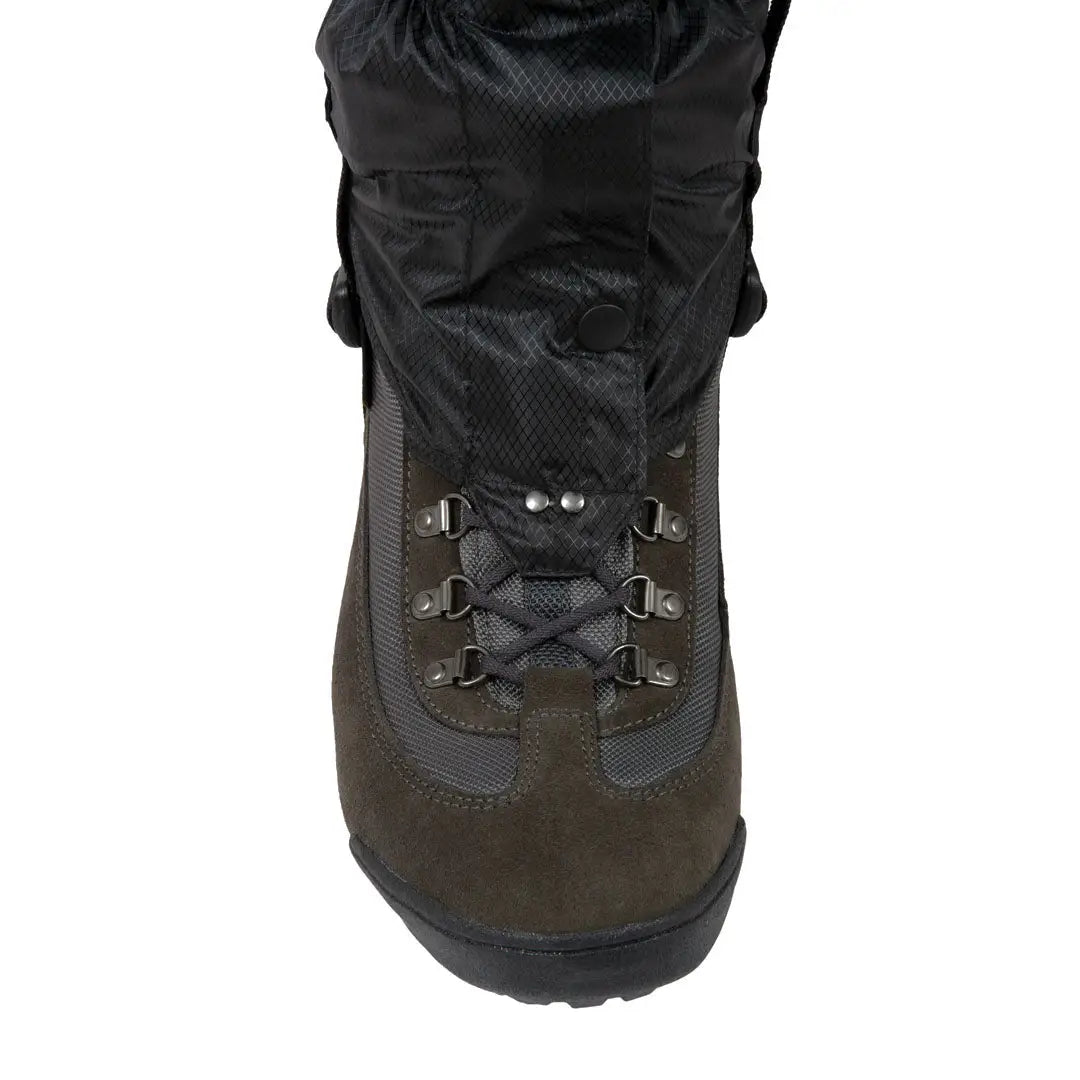 Hiking boot with laces and waterproof gaiters keeping feet dry in Highlander Kids Glenshee