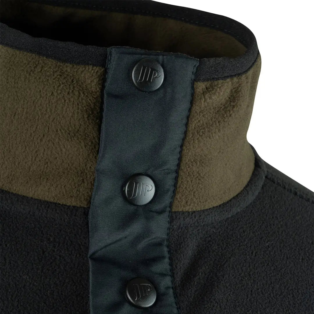 Collar of Jack Pyke Snap Neck Fleece Top with contrasting panels and snap buttons