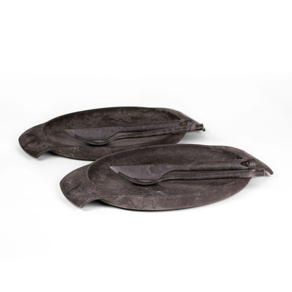 Two dark leaf-shaped plates with cutlery from the Kupilka Belly Gift Set