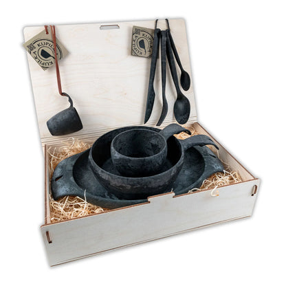 Wooden box filled with black tableware in Kupilka Premium Gift Set