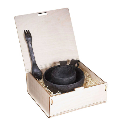 Wooden box with black bowls and utensil from Kupilka Small Premium Gift Set