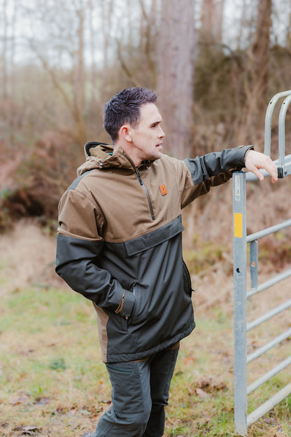 Man wearing a stylish two-tone Forest Nightjar Smock, perfect for outdoor adventures