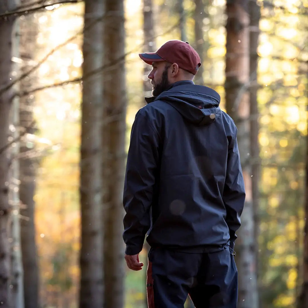 Man in navy jacket and burgundy cap showing off the Pinewood Abisko Telluz Jacket Anthracite