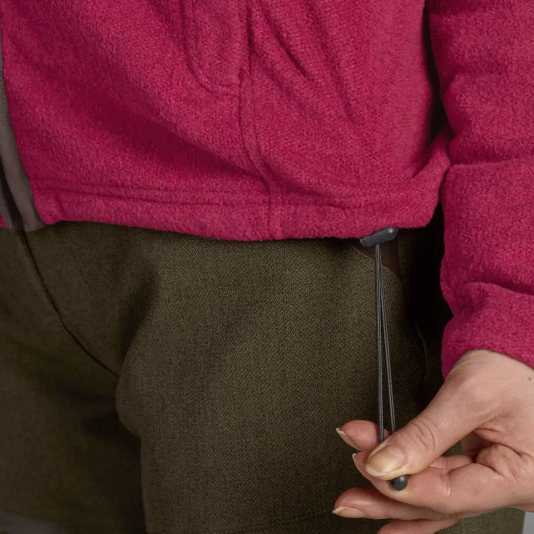 Hand holding a thin wire near Seeland Ladies Woodcock Fleece for outdoor adventures