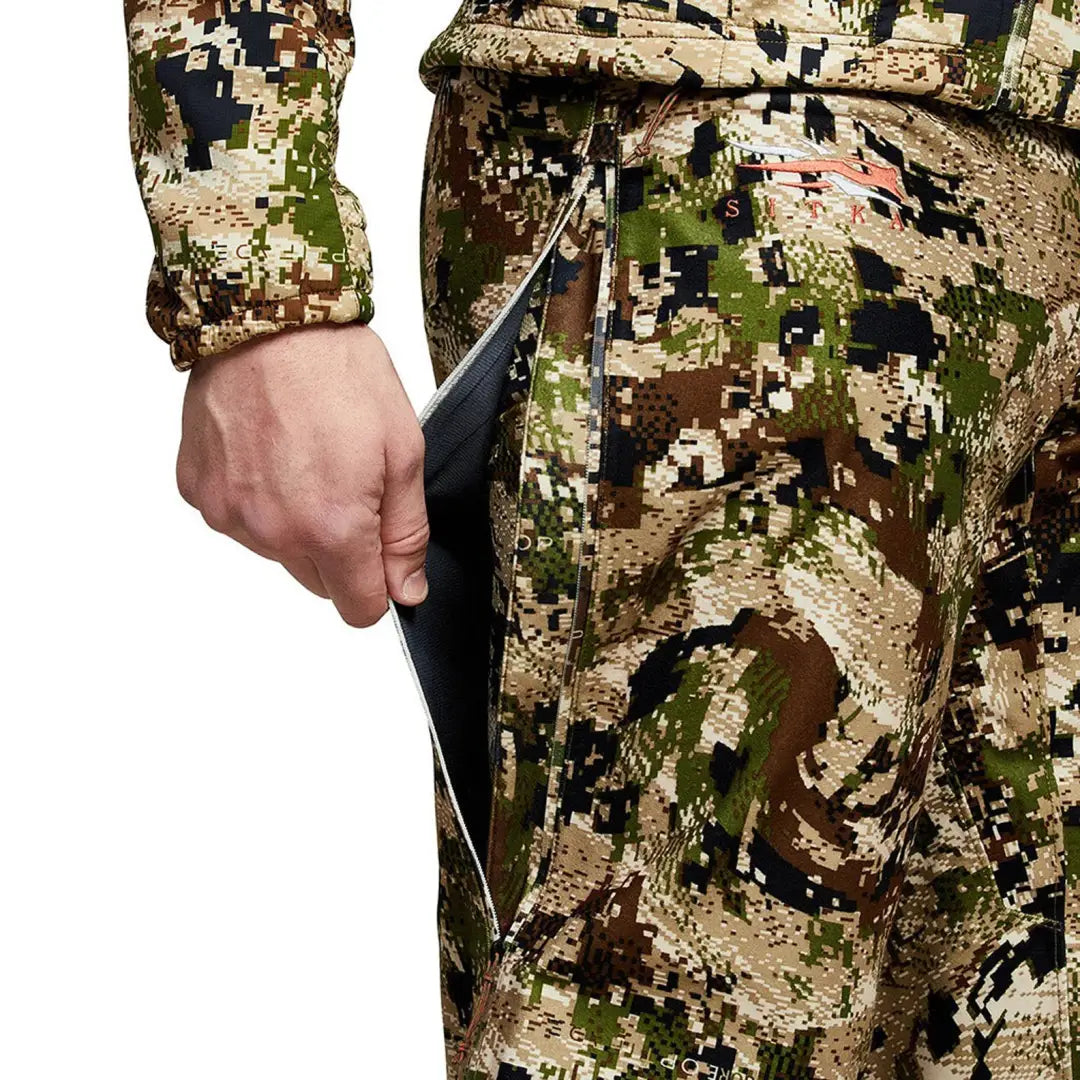 Camouflage Sitka Thunderhead Pants with pocket unzipped, perfect breathable 3-layer Gore-Tex rain gear