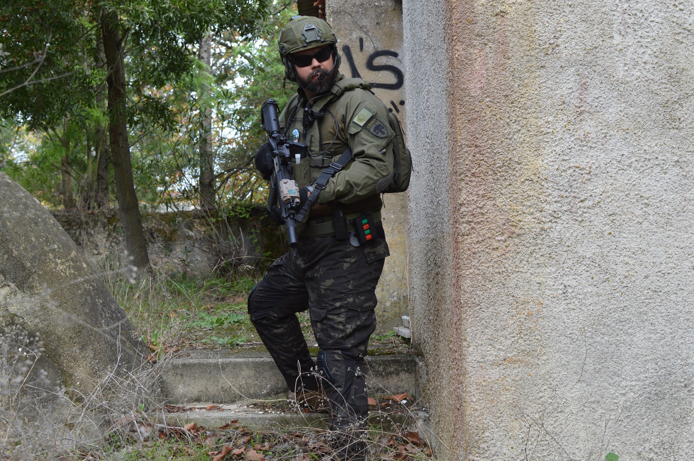 Armed tactical operator wearing Viper Gen2 Elite Trousers with knee pads